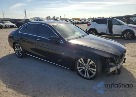 2018 Mercedes-Benz C 300 z USA, uszkodzony, nr VIN 55SWF4JB5JU281844